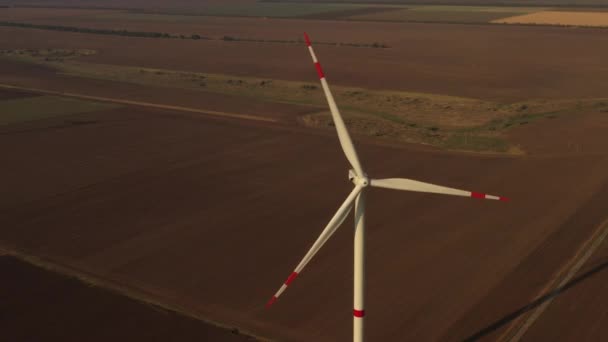 Parque eólico en campos agrícolas, drone wiev Ecología y concepto de energía verde — Vídeo de stock