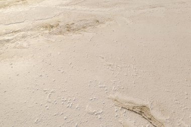 Çölün yüksek kaliteli Tuz dokusu. Ukrayna'da Rybakivka tatil köyü yakınlarındaki Tuzla tuz gölüne drone görünümü.