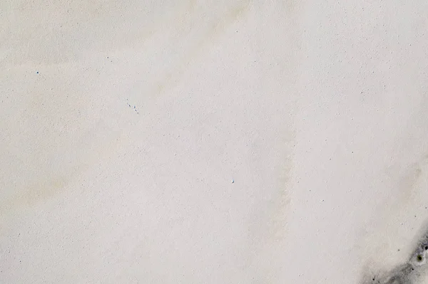 Высококачественная песчаная текстура пустыни. Вид с дрона на соленое озеро Тузла возле курорта Рыбаковка, Украина . — стоковое фото