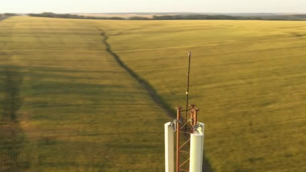 Disparos desde un dron volando alrededor de una torre repetidora móvil en una zona rural — Vídeo de stock