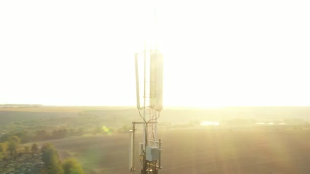 Skjuta från en drönare flyger runt en mobil repeater torn i ett landsbygdsområde — Stockvideo