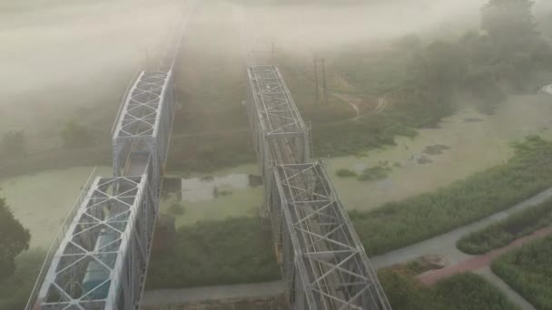 Puente ferroviario de hierro al amanecer en la niebla — Vídeos de Stock