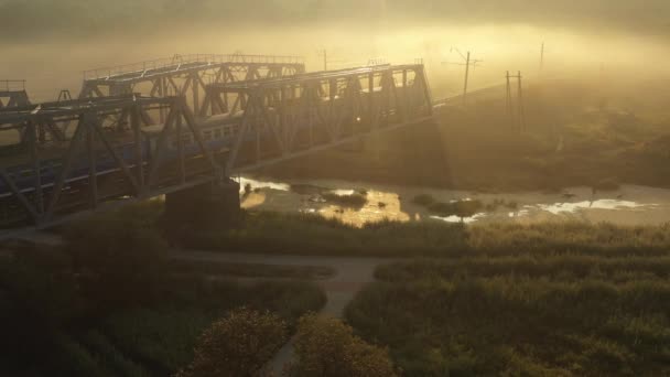 Puente ferroviario de hierro al amanecer en la niebla — Vídeos de Stock