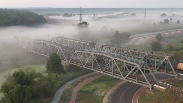 Puente ferroviario de hierro al amanecer en la niebla — Vídeo de stock