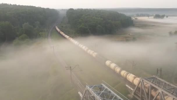 Ponte ferroviária de ferro ao amanhecer no nevoeiro — Vídeo de Stock