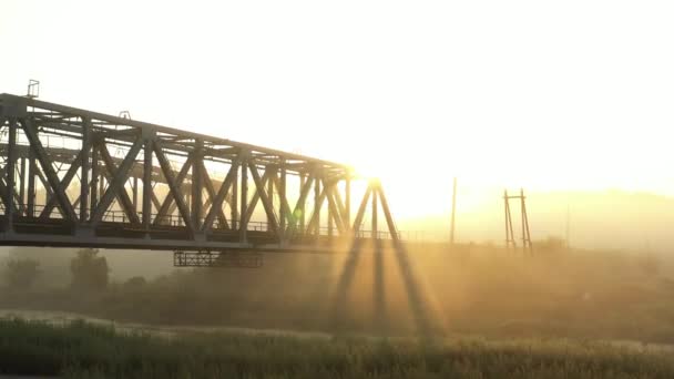 Ponte ferroviario di ferro all'alba nella nebbia — Video Stock