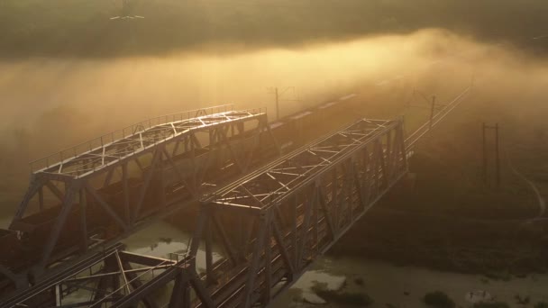 Puente ferroviario de hierro al amanecer en la niebla — Vídeo de stock