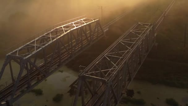 Σιδερένια σιδηροδρομική γέφυρα την αυγή στην ομίχλη — Αρχείο Βίντεο