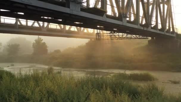 Puente ferroviario de hierro al amanecer en la niebla — Vídeos de Stock