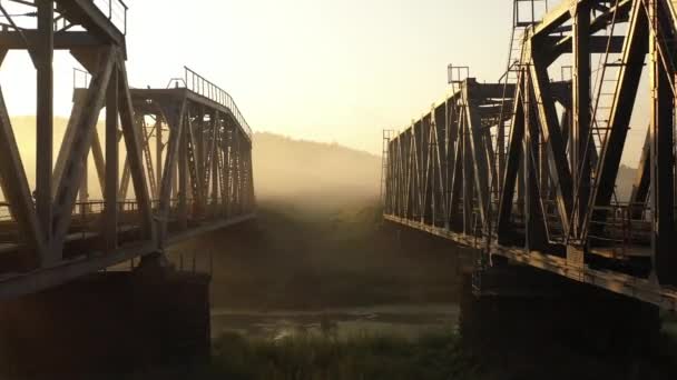 Eiserne Eisenbahnbrücke im Morgengrauen im Nebel — Stockvideo