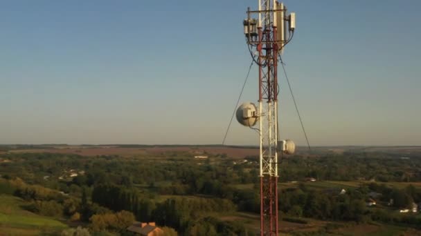 Стрельба с беспилотника, летающего вокруг передвижной ретрансляторной башни в сельской местности — стоковое видео