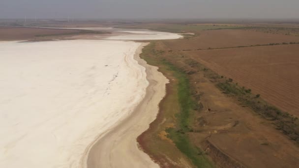 Поверхня тутуського солоного озера в Миколаївській області, Україна. Вид з безпілотника — стокове відео