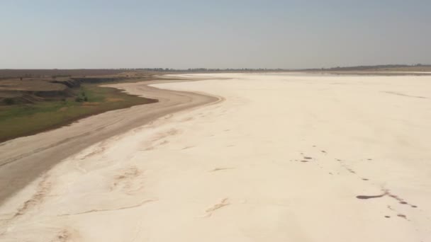 La superficie del lago de sal Tuzla en la región de Mykolaiv, Ucrania. Vista desde el dron — Vídeo de stock