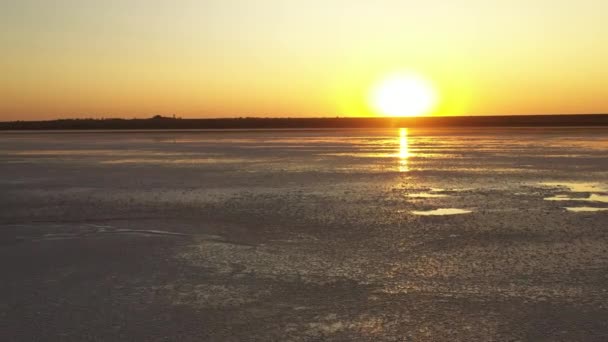 Coucher de soleil sur le lac Solonchak-Tuzla. photographie aérienne — Video