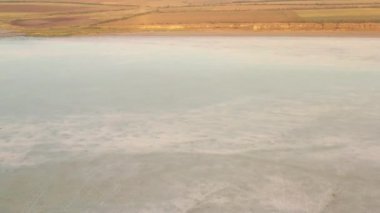 Mykolaiv bölgesinde Tuzla tuz gölü yüzeyi, Ukrayna. İnsansız hava aracından görünüm
