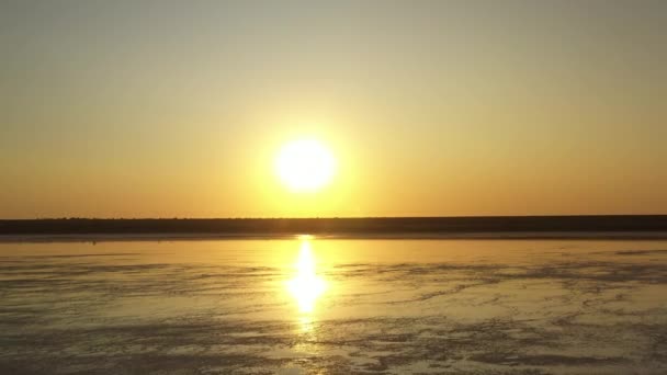 Coucher de soleil sur le lac Solonchak-Tuzla. photographie aérienne — Video