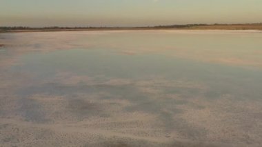Mykolaiv bölgesinde Tuzla tuz gölü yüzeyi, Ukrayna. İnsansız hava aracından görünüm