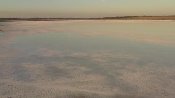 Поверхность Тузлинского соленого озера в Николаевской области, Украина. Вид с беспилотника — стоковое видео