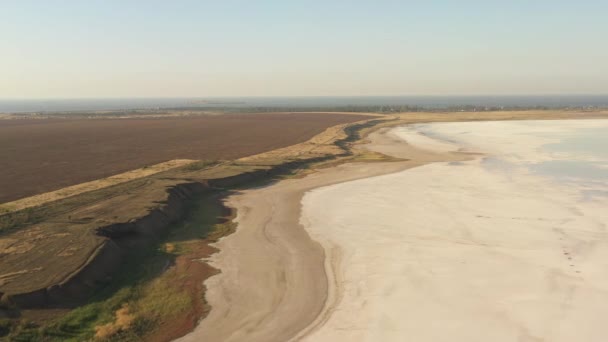 Povrch Tuzla solného jezera v oblasti Mykolaiv, Ukrajina. Pohled z dronu — Stock video