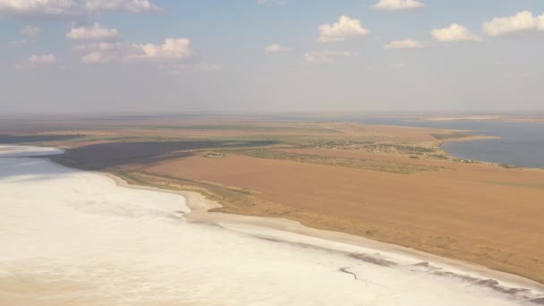 La superficie del lago de sal Tuzla en la región de Mykolaiv, Ucrania. Vista desde el dron — Vídeo de stock