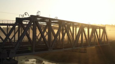 Drone görünümü Sabah sis nehir üzerinde Çift demiryolu köprüsü