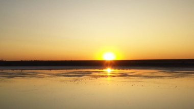 Drone wiev Turuncu şafak sisli göl üzerinde. gökyüzü suya iyi yansır