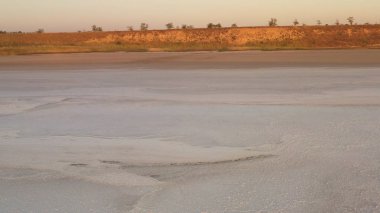 Drone wiev Turuncu şafak sisli göl üzerinde. gökyüzü suya iyi yansır