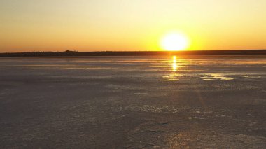 Drone wiev Turuncu şafak sisli göl üzerinde. gökyüzü suya iyi yansır
