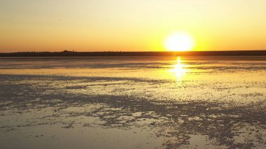Drone wiev Turuncu şafak sisli göl üzerinde. gökyüzü suya iyi yansır