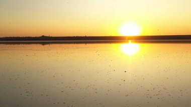 Drone wiev Turuncu şafak sisli göl üzerinde. gökyüzü suya iyi yansır