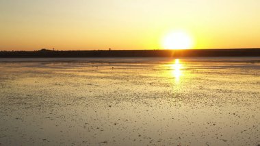 Drone wiev Turuncu şafak sisli göl üzerinde. gökyüzü suya iyi yansır