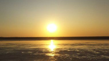 Drone wiev Turuncu şafak sisli göl üzerinde. gökyüzü suya iyi yansır