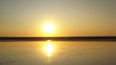 Drone wiev Turuncu şafak sisli göl üzerinde. gökyüzü suya iyi yansır