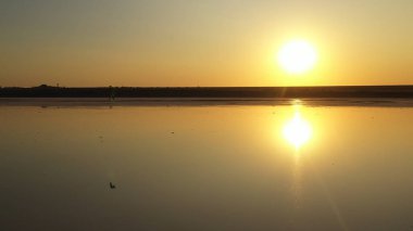 Drone wiev Turuncu şafak sisli göl üzerinde. gökyüzü suya iyi yansır