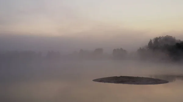 Drone wiev Naranja amanecer sobre el lago de niebla. el cielo está bien reflejado en el agua — Foto de Stock