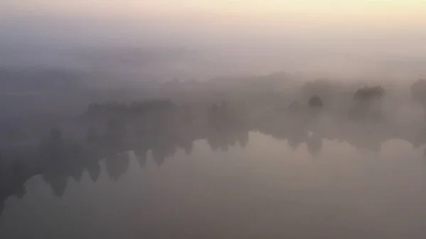 Drone wiev Naranja amanecer sobre el lago de niebla. el cielo está bien reflejado en el agua — Foto de Stock