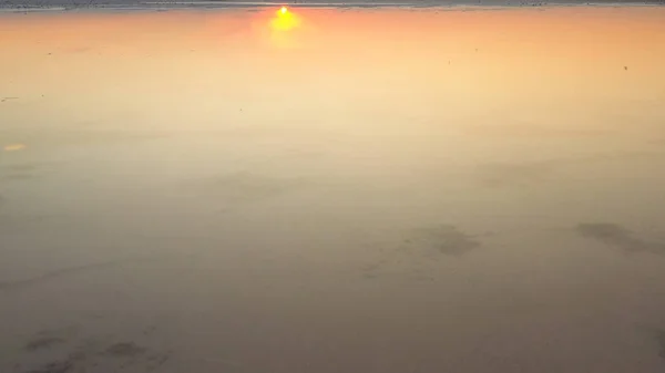 Drone wiev Orange aube sur le lac brumeux. le ciel est bien reflété dans l'eau — Photo