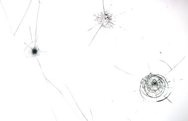 Beyaz arkaplan dokusunda kırık cam.