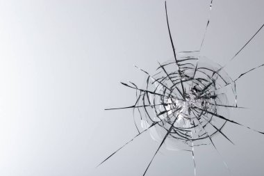 Beyaz arkaplan dokusunda kırık cam.