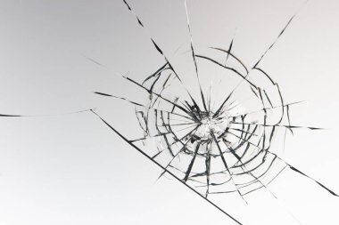 Beyaz arkaplan dokusunda kırık cam.