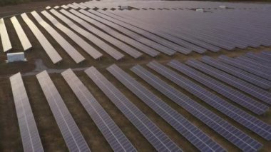 Yenilenebilir elektrik, insansız uçuş. Sahadaki bir güneş enerjisi santrali üzerinde..