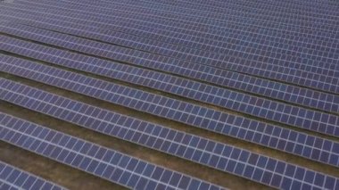 Yenilenebilir elektrik, insansız uçuş. Sahadaki bir güneş enerjisi santrali üzerinde..