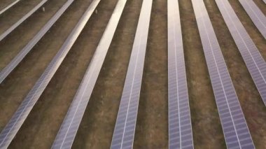 Yenilenebilir elektrik, insansız uçuş. Sahadaki bir güneş enerjisi santrali üzerinde..