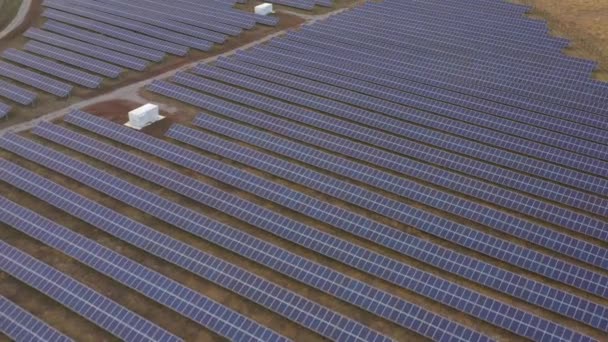 Erneuerbarer Strom, unbemannter Flug über ein Solarkraftwerk auf dem Feld. — Stockvideo