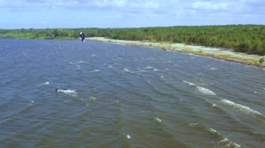 Hava açık ve güneşli iken Kiev Denizi üzerinde insansız uçak. 4k çözünürlüğü.