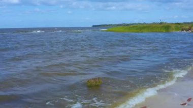 Hava açık ve güneşli iken Kiev Denizi üzerinde insansız uçak. 4k çözünürlüğü.