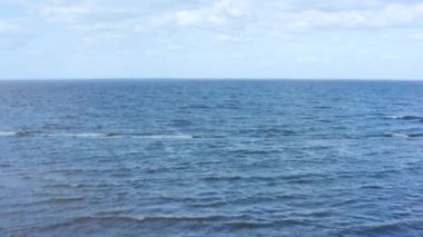 Hava açık ve güneşli iken Kiev Denizi üzerinde insansız uçak. 4k çözünürlüğü.