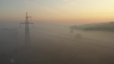 Sabah sisinde elektrik direği Şafak vakti gökyüzü zemininde.
