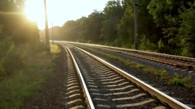 Güneşin doğduğu ufka giden uçuşlar da kameranın yavaş hareketi