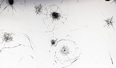 Beyaz arkaplan dokusunda kırık cam.